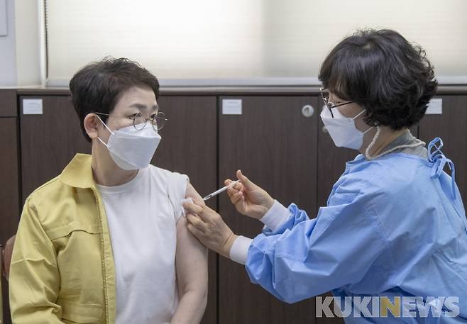 박정현 대덕구청장이 코로나19 예방백신을 접종하고 주민들의 백신접종 불안감을 해소하는데 앞장섰다.