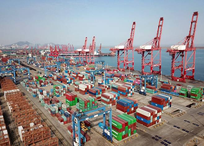7일 중국 장쑤성 한 항구에 수출용 컨테이너가 쌓여 있다./사진=AFP