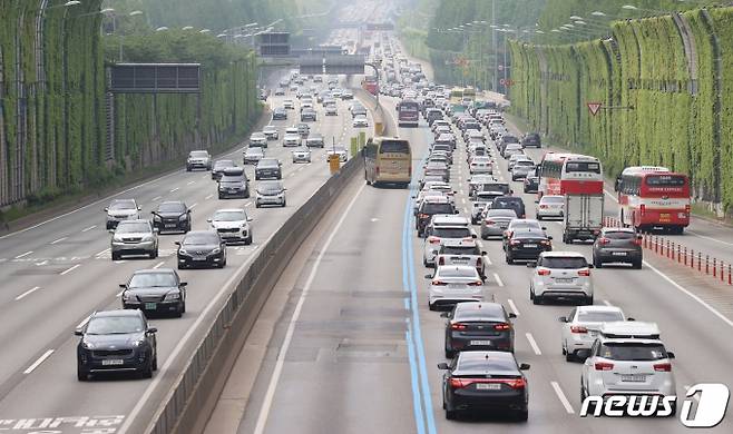 오늘 전국 고속도로는 평소보다 교통량이 증가해 다소 혼잡할 것으로 보인다. /사진=뉴스1 김진환 기자