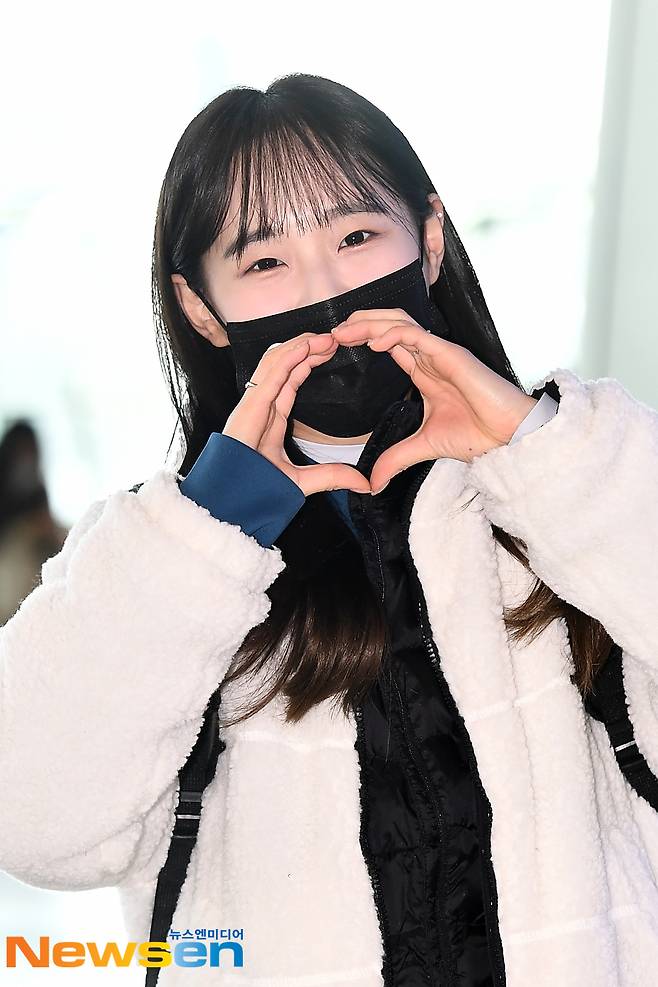 This months girl (LOONA) member Chew is departing for Jeju Island on the afternoon of March 7 to film the SBS entertainment Jungles Law through a domestic flight at Gimpo International Airport in Bantibeshwa-dong, Gantibesseo-gu, Seoul.
