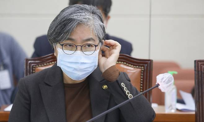정은경 질병관리청장이 지난달 17일 국회에서 열린 보건복지위원회 전체회의에서 마스크를 고쳐쓰고 있다. 윤창원 기자