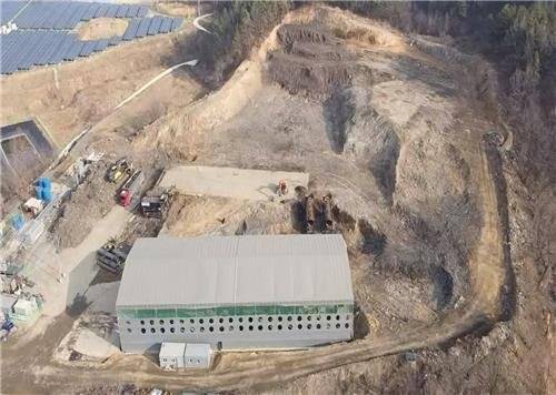 의성 쓰레기산 1년 8개월 만에 사라졌다…20만8천t 처리 (서울=연합뉴스) 미국 CNN 보도로 국제 이슈가 되었던 경북 의성군 단밀면 한 폐기물 처리장에 방치된 폐기물 20만8천여t을 모두 처리했다고 의성군이 9일 밝혔다.      사진은 의성 쓰레기산 처리 후 모습. 2021.2.9 [의성군 제공. 재판매 및 DB 금지] photo@yna.co.kr