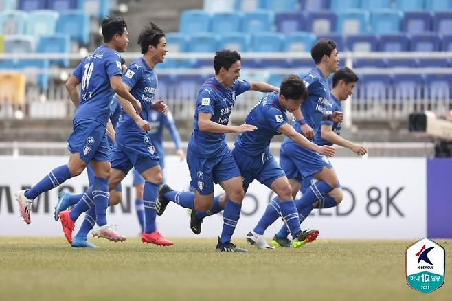 김민우 결승 골 득점 후 기뻐하는 수원 선수들 [한국프로축구연맹 제공. 재판매 및 DB 금지]