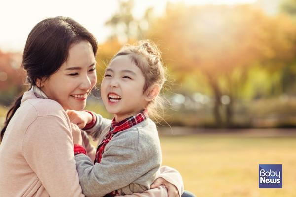 아이가 접속어를 사용하는 시기는 언제쯤일까. 보통 4세 이후부터 접속어를 사용한다. 아이가 부쩍 긴 문장을 사용하면서 문장을 조합하는 기술이 좋아지는 것을 확인할 수 있다. 부모는 아이가 처음으로 접속어를 사용했을 때 칭찬해줄 필요가 있다.&nbsp;ⓒ베이비뉴스