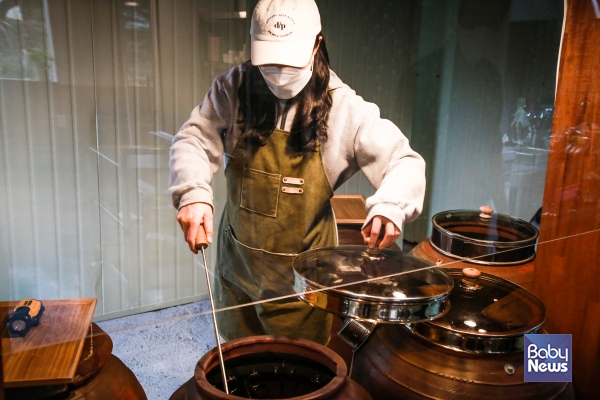 제주 전통 항아리를 활용해 흑돼지를 굽고 있는 박신애 고바진 대표. 소장섭 기자&nbsp;ⓒ베이비뉴스