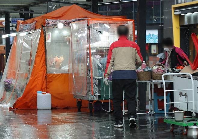 지난 1일 오후 서울 종로구 관철동 젊음의 거리에서 노점 상인들이 비가 오는 가운데 영업을 준비하고 있다. (사진=연합뉴스)