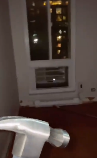 미국 뉴욕의 한 아파트에서 욕실 거울을 뜯어보니 벽 뒤로 숨겨진 공간이 발견됐다. 사진=사만다 하트쇠 틱톡 캡처.