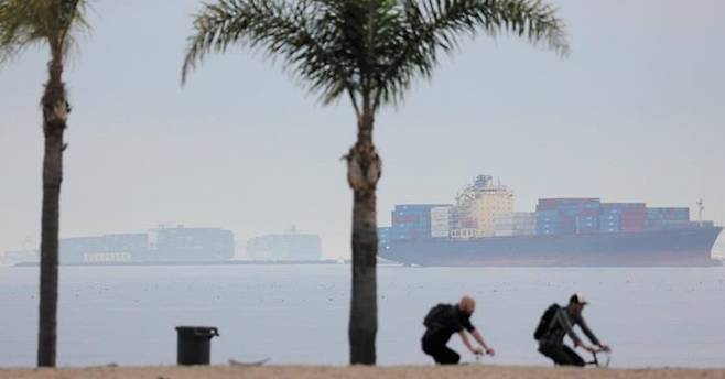 최근 미국 서부 LA 인근의 롱비치 항구 앞바다에 컨테이너선들이 떠 있다. 항구에 배들이 한꺼번에 몰리면서 하역 작업이 지체되자, 오도 가도 못 하는 선박이 열흘 가까이 바다 위에서 대기하는 일이 벌어지고 있다. /AFP 연합뉴스