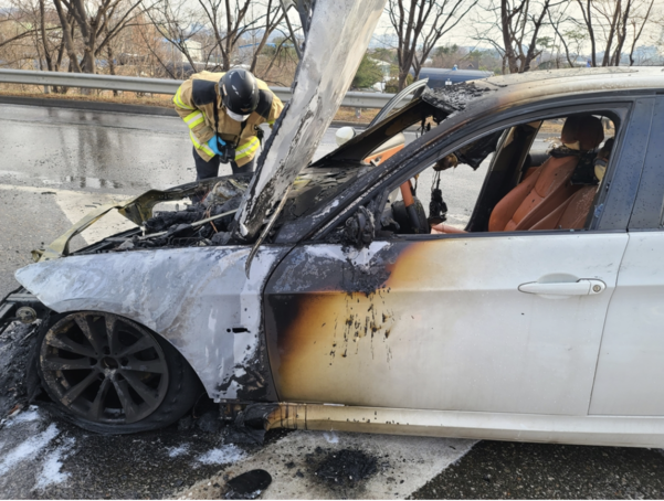 지난 4일 오후 3시 5분쯤 제2경인고속도로를 달리던 BMW 320d 차량에서 화재가 발생했다. /연합뉴스