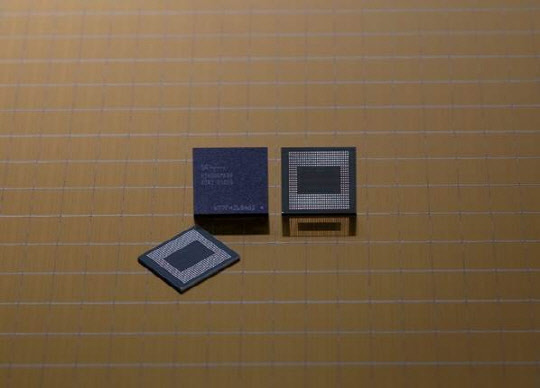 SK하이닉스가 양산하는 18GB LPDDR5 모바일 D램. <SK하이닉스 제공>