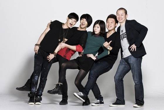 2011년 중앙일보에 모인 KBS ‘톱밴드’ 우승팀 톡식의 김정우·김슬옹, Mnet ‘슈퍼스타K’ 출신 장재인, 퀸시 존스가 발탁한 정승원. 이들은 오디션 프로와 학교에서 정원영과 만나 사제지간이 됐다. 권혁재 사진전문기자