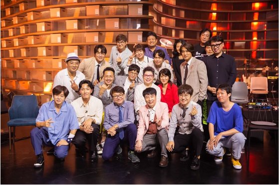 ‘대학로 학전 소극장’ 편 녹화를 마친 가수들이 단체 사진을 찍는 모습. [사진 SBS]