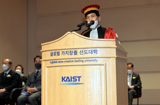 이광형 한국과학기술원(KAIST) 총장이 8일 열린 본인의 취임식장에서 엉뚱하게 프레젠테이션을 진행하고 있다. 대전=김성태 기자