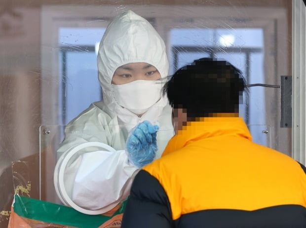서울역에 설치된 임시선별진료소에서 한 시민이 코로나19 검사를 받고 있다. /사진=연합뉴스