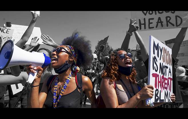 2020년 6월 미국 캘리포니아주 샌티에서 ‘흑인 목숨은 소중하다(Black Lives Matter)’ 시위 참가자들이 행진하는 모습. 흑인 페미니스트는 때로는 백인 페미니스트보다 흑인 남성과의 연대가 더 필요할 수도 있다. AFP연합뉴스