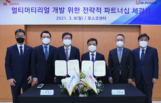 SK Global Chemical President Na Kyung-soo, third from left, and Posco President Kim Hag-dong, pose after signing a memorandum of understanding to jointly develop a new material for electric cars at Posco Center in Daechin-dong, southern Seoul, on Monday. [SK GLOBAL CHEMICAL]