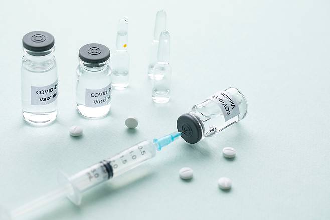 백신 접종 후 발열이 38.5도 미만이면 해열제 복용이나 병원 방문보다는 집에서 휴식을 취할 것이 권고됐다. /사진=이미지투데이