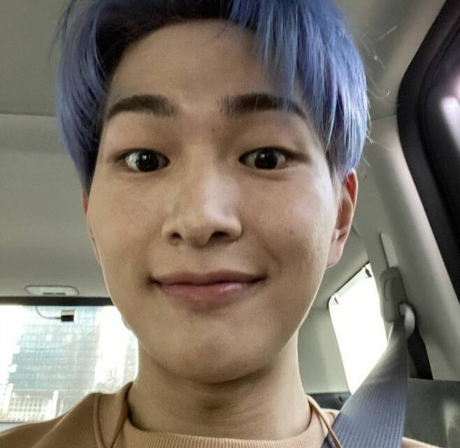 SHINee Onyu has reported on her current status with a selfie.On March 8, Onew posted a picture on his instagram with an article entitled I was so happy! Seventh activity.The photo shows a gentle self-portrait with a bright expression in the car, staring at the camera with a playful look at the angle looking down.I made a sense of reality with a naked filter without a decoration.Taeyeon, who encountered this, commented, Ask the self-applied application to Onyuya Kibum (Ki).Fans also responded such as Both are so cute and a spoonful of worry and advice.On the other hand, SHINee, who belongs to Onew, made a comeback with Don Call Me on February 22 and finished about two weeks of activities.