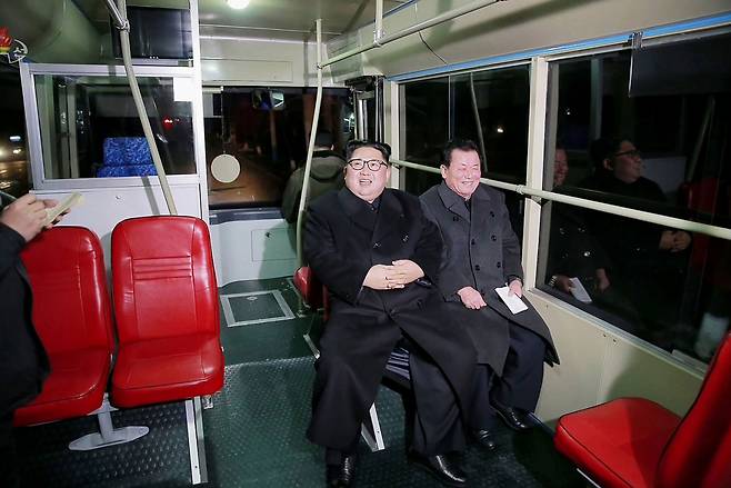 ⓒ조선중앙TV2018년 2월4일 김정은 위원장과 오수용 경제부장(오른쪽)이 무궤도전차 안에 나란히 앉아 있다.