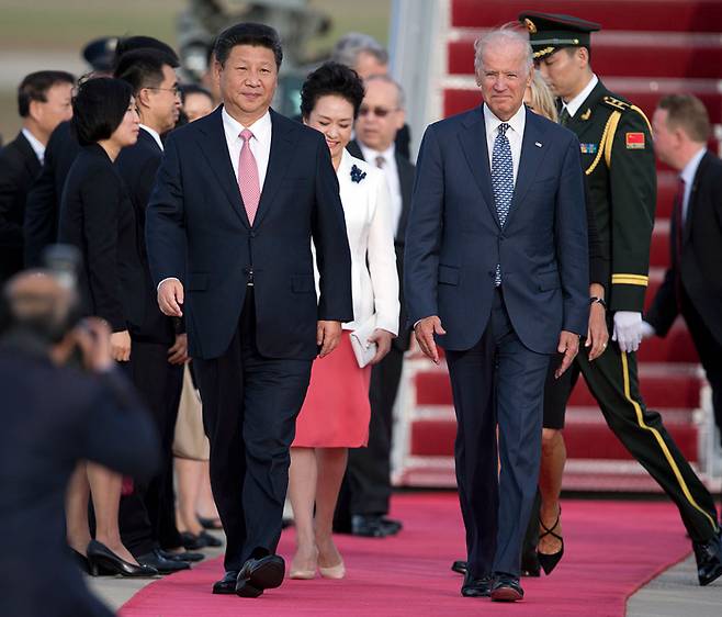 ⓒAP Photo2015년 9월24일 미국을 방문한 시진핑 주석이 바이든 당시 부통령의 영접을 받고 있다.