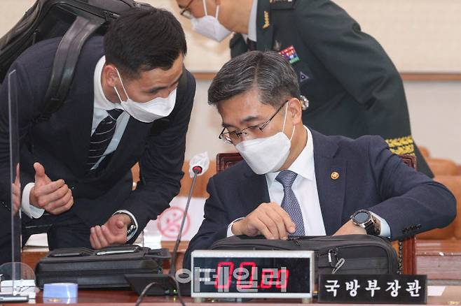 서욱 국방부 장관이 2월 17일 오전 서울 여의도 국회에서 열린 법제사법위원회 전체회의에서 관계자와 대화를 하고 있다.[사진=이데일리 노진환 기자]