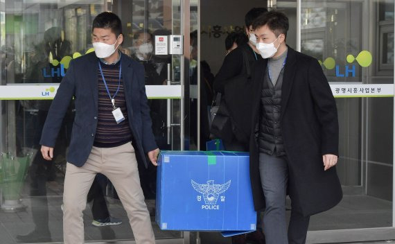 한국토지주택공사(LH) 직원들의 경기 광명·시흥 신도시 땅 투기 의혹을 수사 중인 경찰이 9일 강제수사로 전환했다. 경기남부경찰청은 이날 LH 본사, 경기지역 과천의왕사업본부, 인천지역 광명시흥사업본부 등 3개소와 피의자 13명의 주거지 등에 대한 압수수색을 동시에 진행했다. 경기남부경찰청 반부패경제범죄수사대 수사관들이 경기 광명 일직동 LH 광명시흥사업본부에서 압수품을 옮기고 있다. 사진=박범준 기자