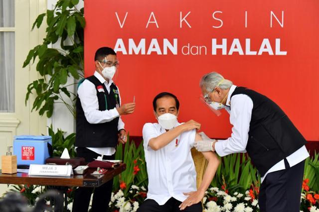 조코 위도도(가운데) 인도네시아 대통령이 올 1월 13일 인도네시아에서 첫 번째로 코로나19 백신을 맞고 있다. 자카르타포스트 캡처