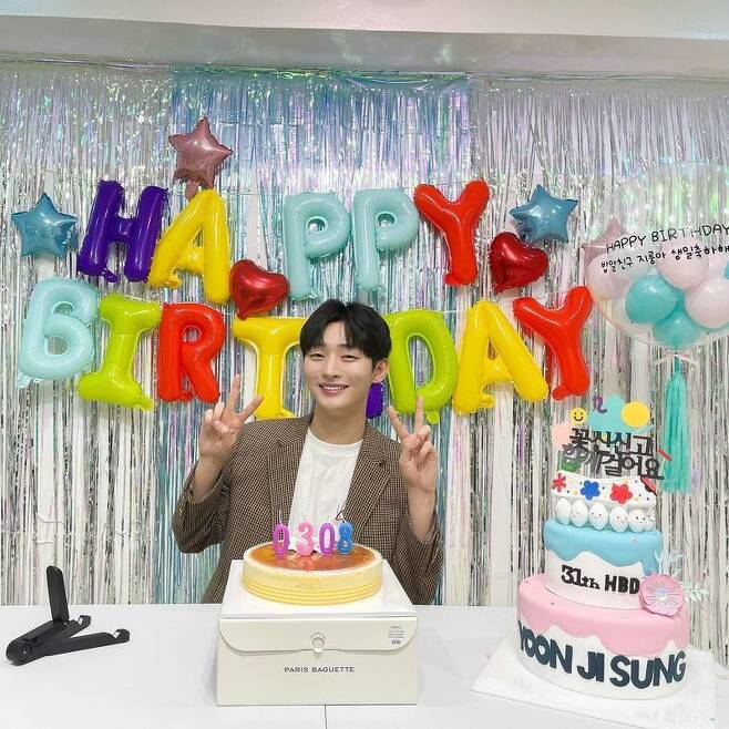 Yoon Ji-sung, a Singer from the group Wanna One, rewarded the fans love.Yoon Ji-sung wrote on his instagram on March 8, Thank you very much to many people who celebrated my birthday.Inside the photo is Yoon Ji-sung, who is posing for V in front of a cake with his birthday 0308 number candle.In particular, Yoon Ji-sung still greets his fans with his warm beauty and bright smile.In addition, Yoon Ji-sung said, I can be so happy with just five letters, and I am grateful for your care for me in my own way.I will be a year to return the love I received. Earlier, Yoon celebrated her 31st birthday, especially on March 8th, which is also the day of World womens day as well as Yoon Ji-sungs birthday.Yoon Ji-sung said, Today is Womens Day, and I wanted to give flowers to all women in World.Yoon Ji-sung, who took out a rose flower, said, It is originally to give roses and bread, but lets eat bread like cheesecakes before.Meanwhile, Yoon Ji-sung served as a group Wanna One in 2017; he served throughout the Armys maturity on December 13 last year.
