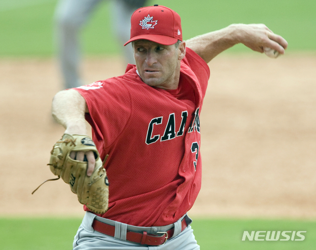 [베이징=AP/뉴시스] 2008 베이징올림픽에서 캐나다 야구대표팀으로 활약한 릴 코미어.
