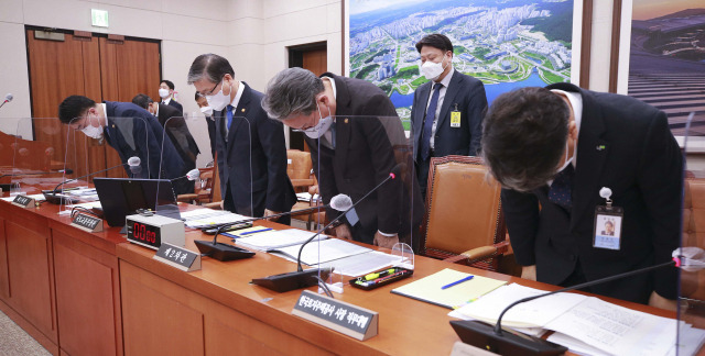 변창흠 국토교통부 장관(왼쪽 두번째)이 9일 국회에서 열린 국토교통위원회 전체회의에서 허리숙여 사과하고 있다./권욱기자