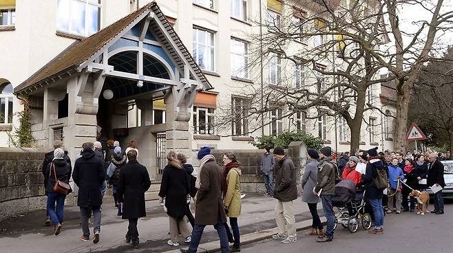 ⓒEPA2014년 2월 스위스 취리히에서 이민제한법 국민투표를 하기 위해 시민들이 줄을 서 있다.