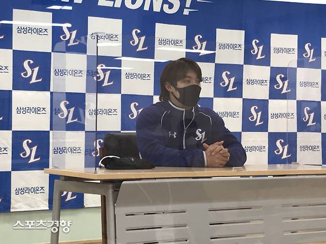 삼성 원태인이 9일 대구 삼성 라이온즈 파크에서 열린 NC와의 연습경기를 마치고 인터뷰하고 있다. 대구 | 김하진 기자