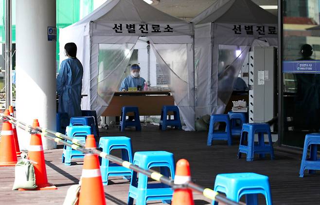 지난 5일 오후 광주 서구보건소 선별진료소에서 코로나19 검사를 받으려는 시민들의 발길이 뜸해 한산하다. 연합뉴스
