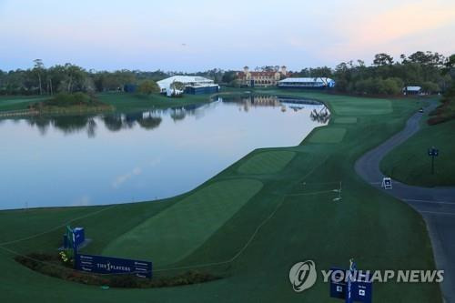 TPC소그래스 18번 홀. 왼쪽 호수 건너편이 9번 홀 페어웨이. [AFP/게티이미지=연합뉴스]