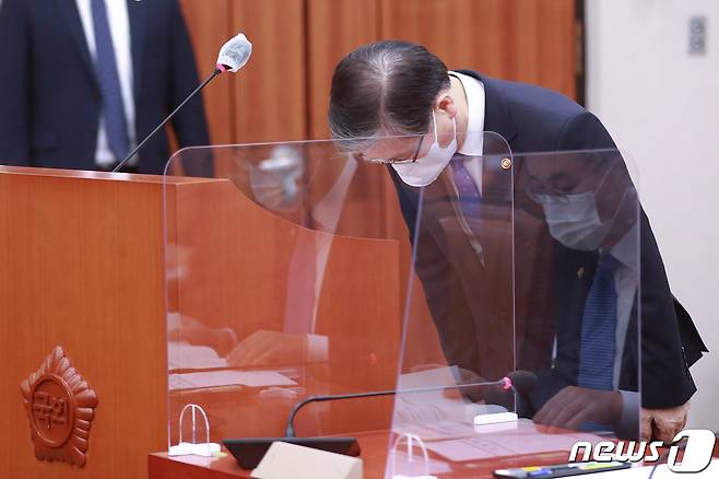 변창흠 국토교통부 장관이 9일 오후 서울 여의도 국회에서 열린 국토교통위원회 전체회의에서 현안보고를 앞두고 허리숙여 인사하고 있다. 2021.3.9/뉴스1 © News1 성동훈 기자