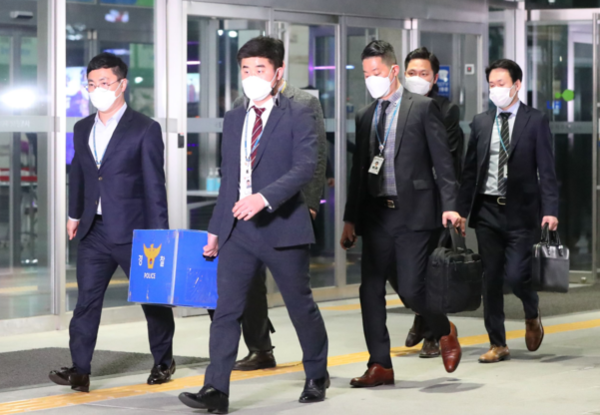 9일 오후 경남 진주시 충무공동 한국토지주택공사(LH) 본사에서 압수수색을 마친 경찰이 압수품을 가지고 건물 밖으로 나오고 있다.이날 경기남부경찰청 반부패경제범죄수사대는 땅 투기 의혹을 받는 LH 진주 본사 및 LH과천의왕사업본부 ,LH 광명시흥사업본부 등에 대해 압수수색을 진행했다. / 김동환 기자⋅조선일보DB