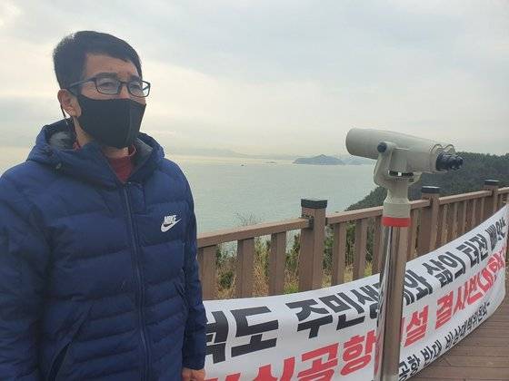 황영우 가덕신공항 반대 비상대책위원장이 지난 4일 대항항전망대에서 가덕신공항 반대 이유를 설명하고 있다. 이은지 기자