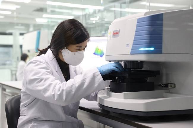 사진=세스코 이물분석센터 연구원이 미세플라스틱 시료를 분석하고 있다.