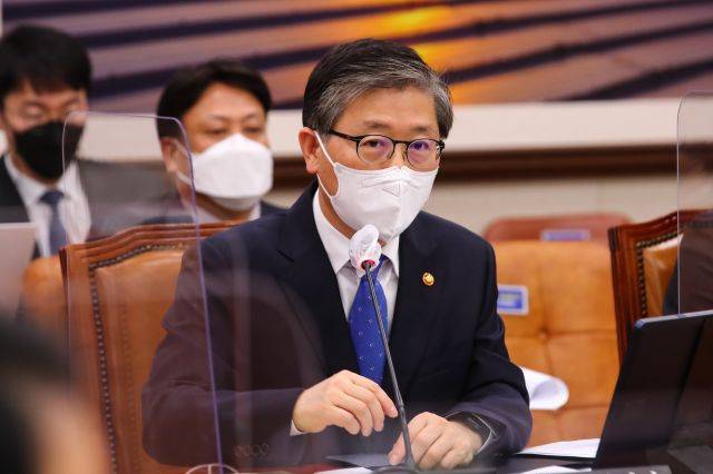 변창흠 국토교통부 장관이 9일 오후 서울 여의도 국회에서 열린 국토교통위원회 전체회의에서 의원질의에 답변하고 있다. 연합뉴스
