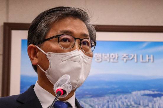 변창흠 국토교통부 장관이 9일 국회에서 열린 국토교통위원회 전체회의에서 현안 보고를 하고 있다. (사진=연합뉴스 제공)