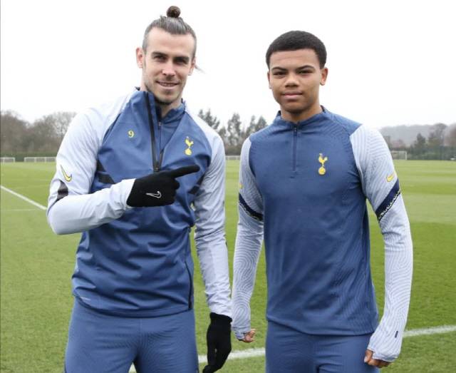 최근에 찍은 베일과 스칼렛의 투샷. 더선 기사캡쳐