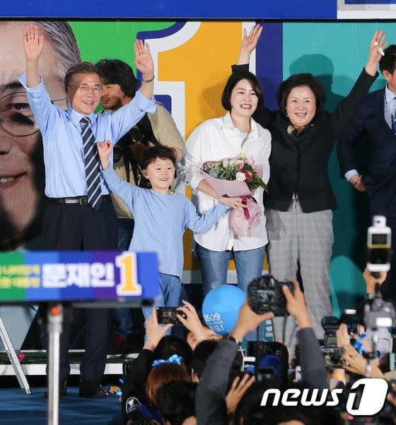 지난 2017년 당 시 문재인 더불어민주당 대선후보가 서울 광화문광장에서 열린 집중유세에 부인 김정숙(오른쪽 첫번째) 여사, 딸 다혜씨(오른쪽 두번째)와 함께 지지자들에게 인사하고 있다. 뉴스1 제공