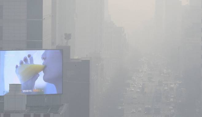 This photo, taken Thursday, shows haze-filled Gwanghwamun Square. South Korea has enforced emergency fine dust reduction measures for the first time this year. (Kim Hye-yun/The Hankyoreh)