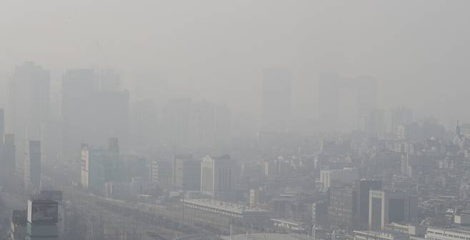 This picture shows Seoul’s Yongsan District covered in fine dust. (Kim Hye-yun/The Hankyoreh)