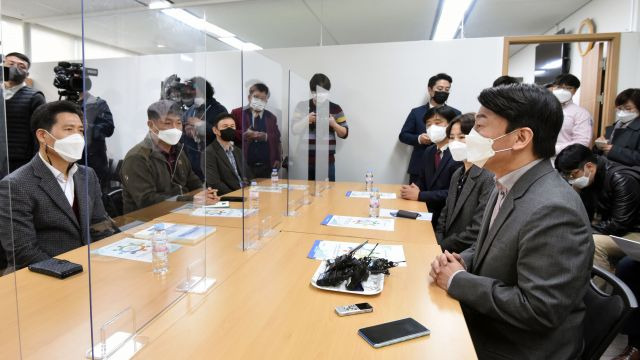 국민의당 서울시장 후보인 안철수 대표가 10일 오후 서울 세종대로 서울시청 내 서울특별시공무원노동조합을 방문, 노조 간부들과 간담회를 하고 있다. 연합뉴스