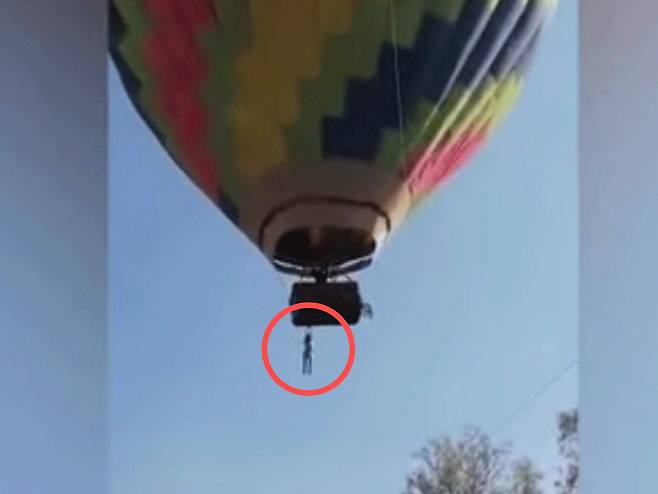 멕시코시티테오티우아칸에서 한 남성이 하늘을 날고 있는 열기구에 매달려 있다. [El Universal 영상 캡처]