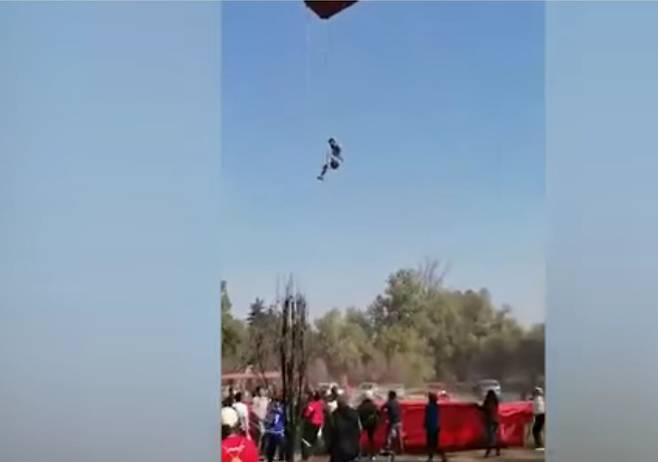 추락 도중 밧줄을 잡아 목숨을 건진 남성의 모습. [El Universal 영상 캡처]