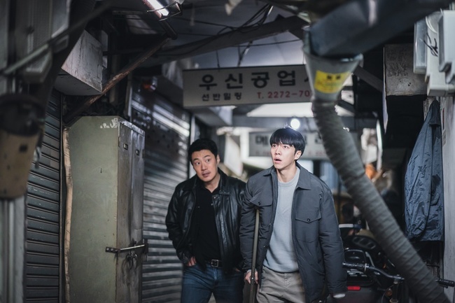 Mouse Lee Seung-gi and Lee Hee-joon burst into intolerable anger at the subsequent Predator provocation.On the day of the show, Jung Ba-reum (Lee Seung-gi) found Kwoun Sun-tae Grandmas Boy (Kim Young-ok) who fell unconscious and was shocked by the ending of being hit by a car while pursuing and chasing a man wearing a black raincoat.In this regard, Lee Seung-gi and Lee Hee-joon will show two shots of their efforts to catch the evil Predator with their angry eyes at 10:30 pm on the 11th, which will further boost the tension.The scene where Jung Bak-mul and Lee Hee-joon walk through the alley of the back alley to dig up the authenticity of the Kwoun Sun-tae Grandmas Boy raid.Above all, Jung Bahm was limping on crutches as if he had been seriously injured by the last accident, but he showed the depth of anger with his eyes that rarely softened his anger.Moreover, the rubbery look at the same Jungbam sometimes, and the unexpected aspect of showing a worried expression, made the two more sticky Kimi expect.In the last broadcast, I found the bloody prison uniform of Nachguk (Lee Seo-jun) on the rooftop of the simple cathedral in the detention center, and I was once again surprised by the provocation of the Predator, which missed every expectation.Also, there was a sudden situation in which Kwoun Sun-tae Grandmas Boy, who discovered photos of the victims displayed in the basement of St. Johns house, was chased by St. John.And after Kwoun Sun-tae Grandmas Boy came to the scene to help him, he was struck by a car and fell down, and witnessed the face of St. John looking at him and gave a creepy thrill.It is noteworthy whether the real identity of St. John, who seems to be deeply related to the Nach and Kwoun Sun-tae Grandmas Boy raid, will be found.Lee Seung-gi and Lee Hee-joon continued to prepare for the scene, burning their enthusiasm for the cold, despite the chilly weather compared to the attire.Moreover, Lee Seung-gi was committed to practicing as it was in an uncomfortable condition, including crutches and casts, to express the injured movement more naturally, and Lee Hee-joon also gave a warm heart to the scene with a sticky senior and junior chemistry that helped Lee Seung-gi to make minor movements.