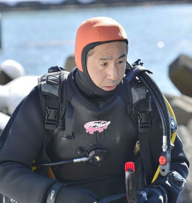 10년 전 오늘, 동일본대지진으로 아내를 잃은 다카마쓰 야스오(64)는 아내의 흔적을 찾아 매주 바다로 뛰어든다. 사진은 2014년 당시 그의 모습./사진=교도통신 연합뉴스