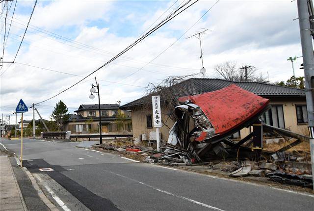 방사능 오염으로 지역 전체가 봉쇄돼 있는 일본 후쿠시마현 후타바마치. 이 길은 과거 마을의 최대 번화가였지만 동일본대지진 이후 가옥과 상점, 사찰 등이 무너진 상태 그대로 10년째 방치돼 있다. 후쿠시마 김태균 특파원 windsea@seoul.co.kr